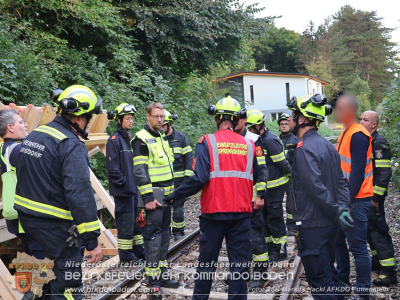 20250912_Felsblock droht auf die Geleise der Triestingtal Bahnstrecke zu stürzen - Kontrollierte Sprengung Foto: ASB ÖA Markus Hackl AFKDO Pottenstein