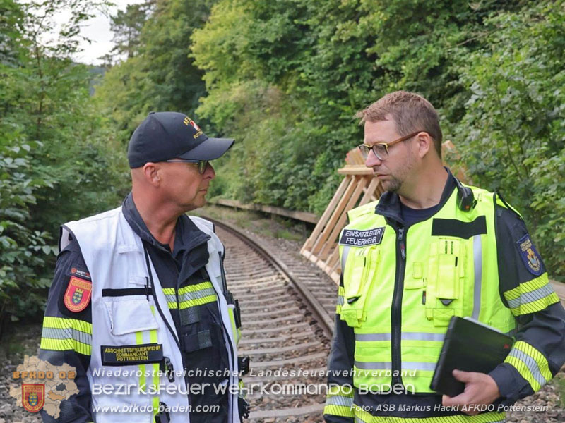 20250912_Felsblock droht auf die Geleise der Triestingtal Bahnstrecke zu stürzen - Kontrollierte Sprengung Foto: ASB ÖA Markus Hackl AFKDO Pottenstein