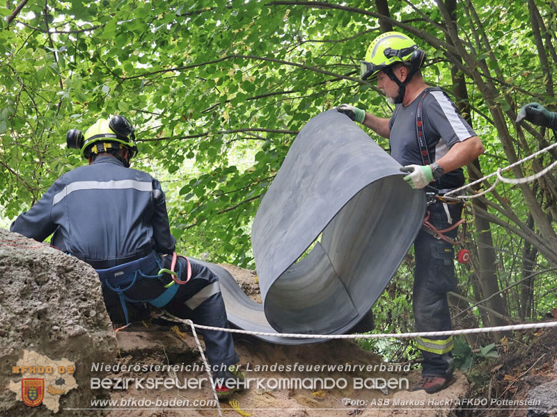 20250912_Felsblock droht auf die Geleise der Triestingtal Bahnstrecke zu stürzen - Kontrollierte Sprengung Foto: ASB ÖA Markus Hackl AFKDO Pottenstein