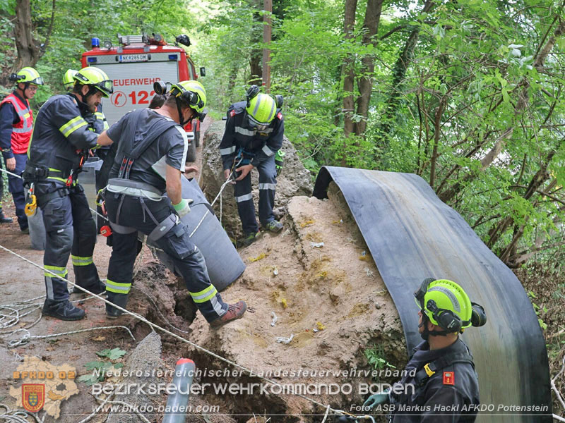 20250912_Felsblock droht auf die Geleise der Triestingtal Bahnstrecke zu stürzen - Kontrollierte Sprengung Foto: ASB ÖA Markus Hackl AFKDO Pottenstein