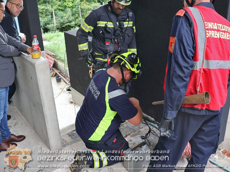 20250912_Felsblock droht auf die Geleise der Triestingtal Bahnstrecke zu stürzen - Kontrollierte Sprengung Foto: ASB ÖA Markus Hackl AFKDO Pottenstein