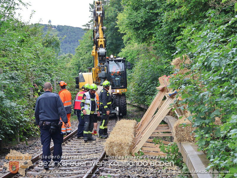 20250912_Felsblock droht auf die Geleise der Triestingtal Bahnstrecke zu stürzen - Kontrollierte Sprengung Foto: ASB ÖA Markus Hackl AFKDO Pottenstein