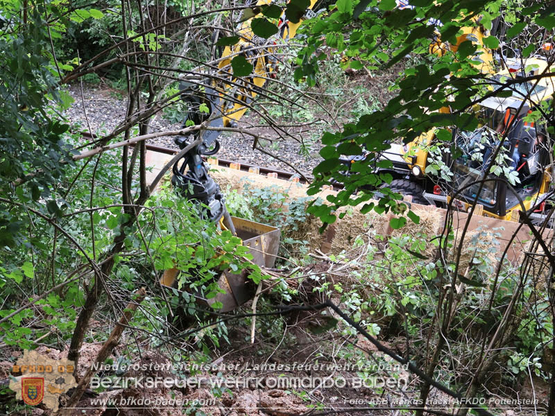 20250912_Felsblock droht auf die Geleise der Triestingtal Bahnstrecke zu stürzen - Kontrollierte Sprengung Foto: ASB ÖA Markus Hackl AFKDO Pottenstein