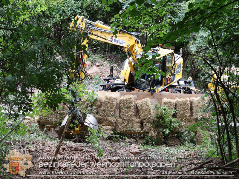 20250912_Felsblock droht auf die Geleise der Triestingtal Bahnstrecke zu stürzen - Kontrollierte Sprengung Foto: ASB ÖA Markus Hackl AFKDO Pottenstein