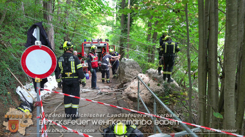 20250912_Felsblock droht auf die Geleise der Triestingtal Bahnstrecke zu stürzen - Kontrollierte Sprengung Foto: Stefan Schneider BFKDO BADEN