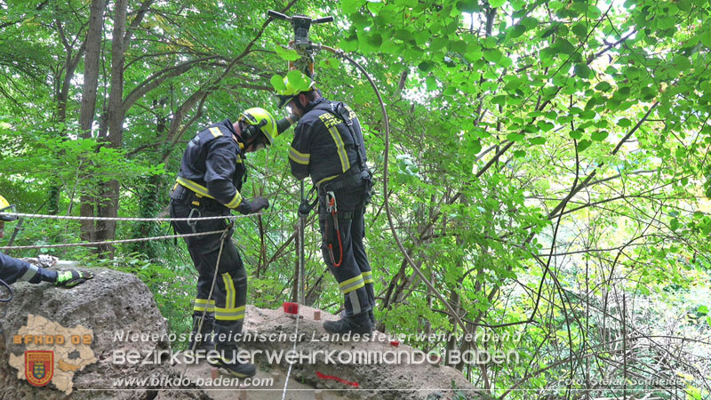 20250912_Felsblock droht auf die Geleise der Triestingtal Bahnstrecke zu stürzen - Kontrollierte Sprengung Foto: Stefan Schneider BFKDO BADEN