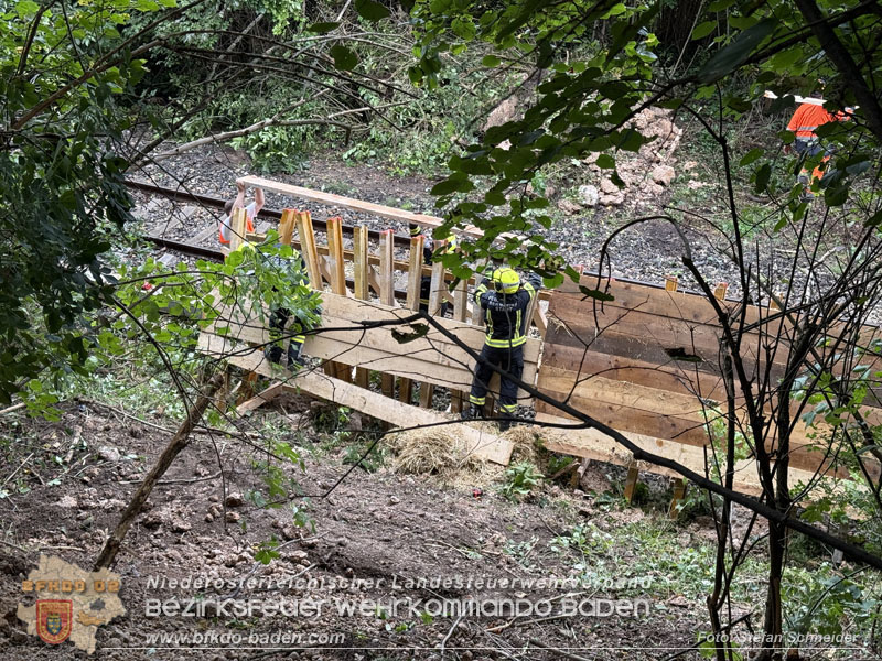 20250912_Felsblock droht auf die Geleise der Triestingtal Bahnstrecke zu stürzen - Kontrollierte Sprengung Foto: Stefan Schneider BFKDO BADEN