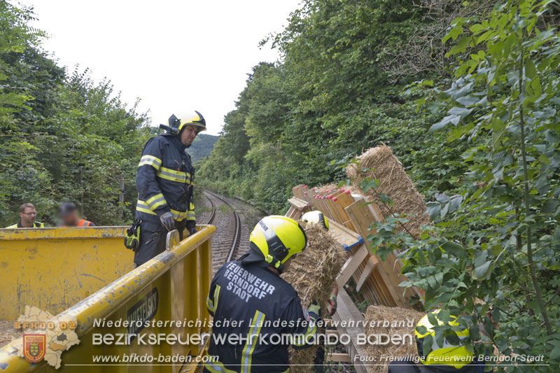 20250912_Felsblock droht auf die Geleise der Triestingtal Bahnstrecke zu stürzen - Kontrollierte Sprengung Foto: Florian Stadler Freiwillige Feuerwehr Berndorf-Stadt