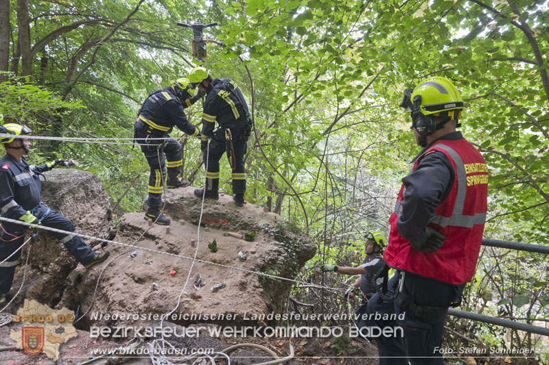 20250912_Felsblock droht auf die Geleise der Triestingtal Bahnstrecke zu stürzen - Kontrollierte Sprengung Foto: Stefan Schneider BFKDO BADEN