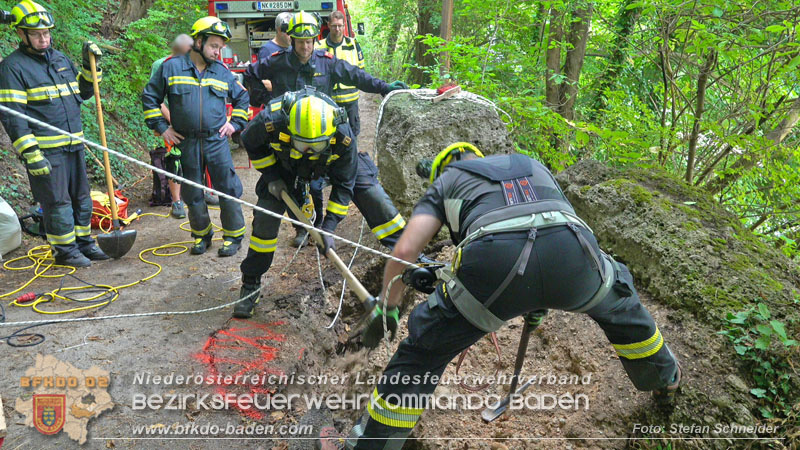 20250912_Felsblock droht auf die Geleise der Triestingtal Bahnstrecke zu stürzen - Kontrollierte Sprengung Foto: Stefan Schneider BFKDO BADEN