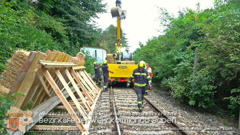 20250912_Felsblock droht auf die Geleise der Triestingtal Bahnstrecke zu stürzen - Kontrollierte Sprengung Foto: Florian Stadler Freiwillige Feuerwehr Berndorf-Stadt