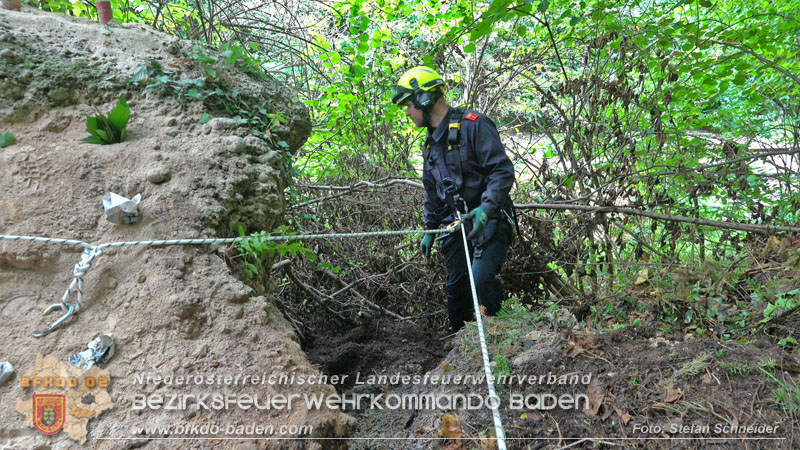 20250912_Felsblock droht auf die Geleise der Triestingtal Bahnstrecke zu stürzen - Kontrollierte Sprengung Foto: Stefan Schneider BFKDO BADEN