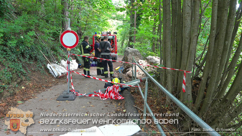 20250912_Felsblock droht auf die Geleise der Triestingtal Bahnstrecke zu stürzen - Kontrollierte Sprengung Foto: Stefan Schneider BFKDO BADEN