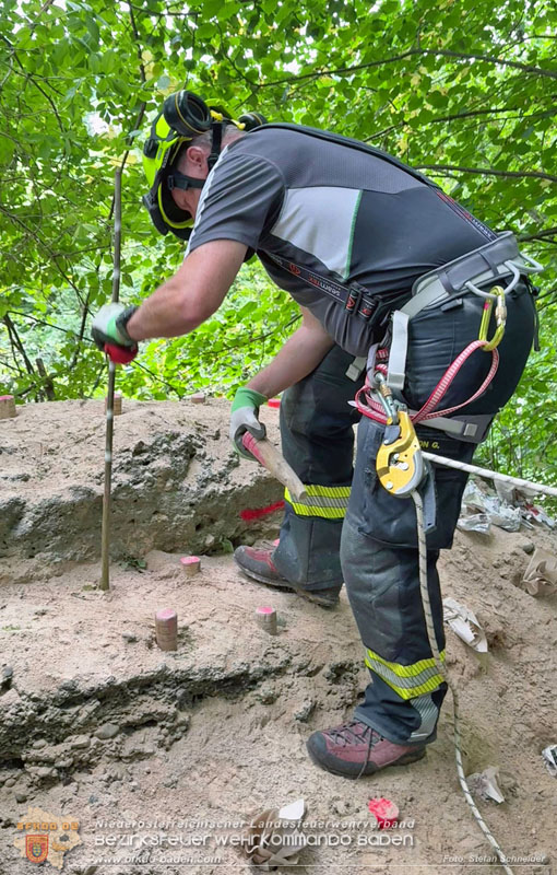 20250912_Felsblock droht auf die Geleise der Triestingtal Bahnstrecke zu stürzen - Kontrollierte Sprengung Foto: Stefan Schneider BFKDO BADEN