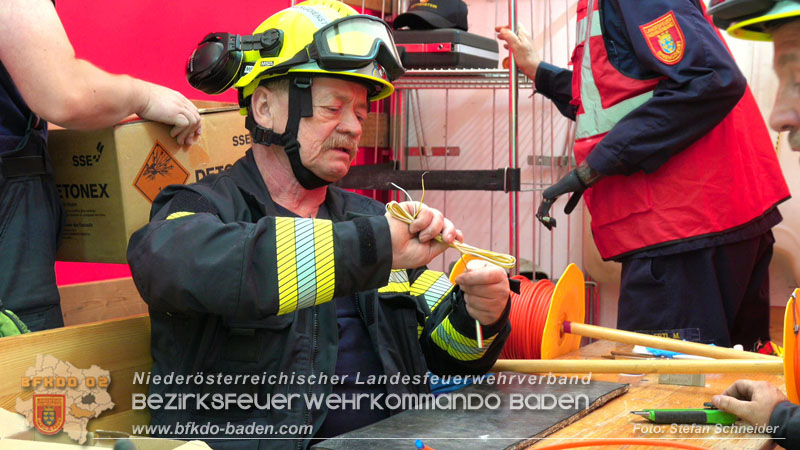 20250912_Felsblock droht auf die Geleise der Triestingtal Bahnstrecke zu stürzen - Kontrollierte Sprengung Foto: Stefan Schneider BFKDO BADEN