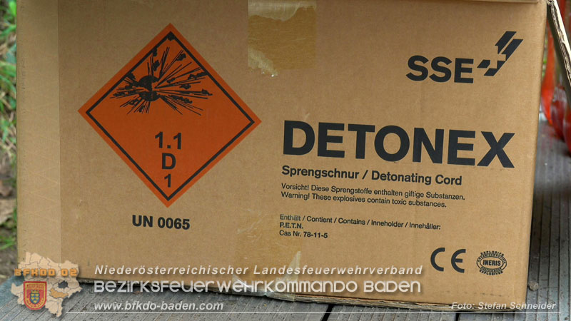 20250912_Felsblock droht auf die Geleise der Triestingtal Bahnstrecke zu stürzen - Kontrollierte Sprengung Foto: Stefan Schneider BFKDO BADEN