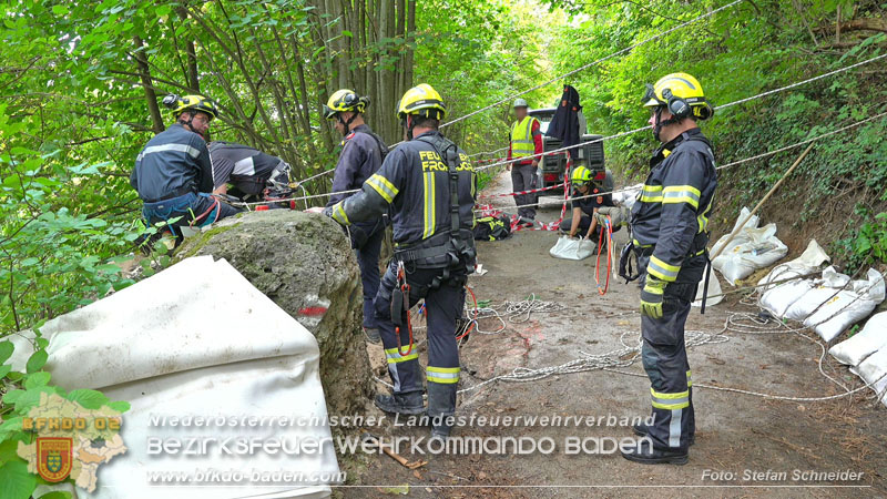 20250912_Felsblock droht auf die Geleise der Triestingtal Bahnstrecke zu stürzen - Kontrollierte Sprengung Foto: Stefan Schneider BFKDO BADEN