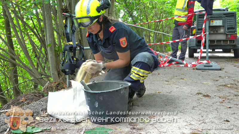 20250912_Felsblock droht auf die Geleise der Triestingtal Bahnstrecke zu stürzen - Kontrollierte Sprengung Foto: Stefan Schneider BFKDO BADEN