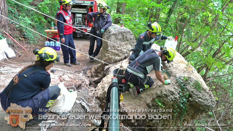 20250912_Felsblock droht auf die Geleise der Triestingtal Bahnstrecke zu stürzen - Kontrollierte Sprengung Foto: Stefan Schneider BFKDO BADEN