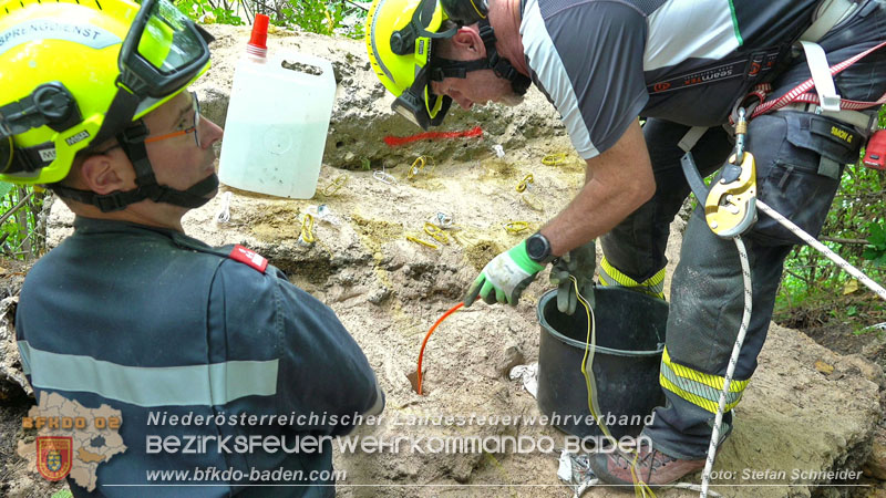 20250912_Felsblock droht auf die Geleise der Triestingtal Bahnstrecke zu stürzen - Kontrollierte Sprengung Foto: Stefan Schneider BFKDO BADEN