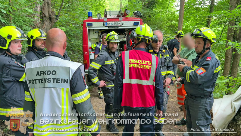 20250912_Felsblock droht auf die Geleise der Triestingtal Bahnstrecke zu stürzen - Kontrollierte Sprengung Foto: Stefan Schneider BFKDO BADEN