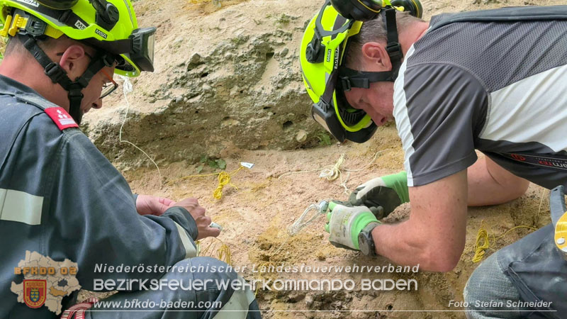 20250912_Felsblock droht auf die Geleise der Triestingtal Bahnstrecke zu stürzen - Kontrollierte Sprengung Foto: Stefan Schneider BFKDO BADEN