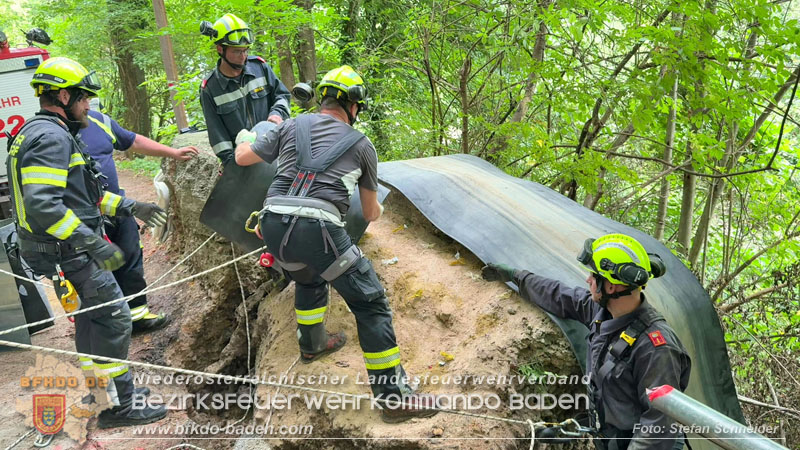 20250912_Felsblock droht auf die Geleise der Triestingtal Bahnstrecke zu stürzen - Kontrollierte Sprengung Foto: Stefan Schneider BFKDO BADEN