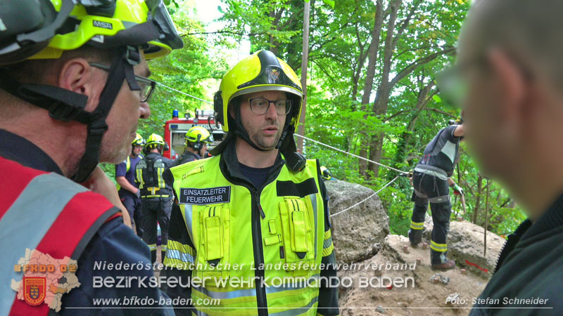 20250912_Felsblock droht auf die Geleise der Triestingtal Bahnstrecke zu stürzen - Kontrollierte Sprengung Foto: Stefan Schneider BFKDO BADEN