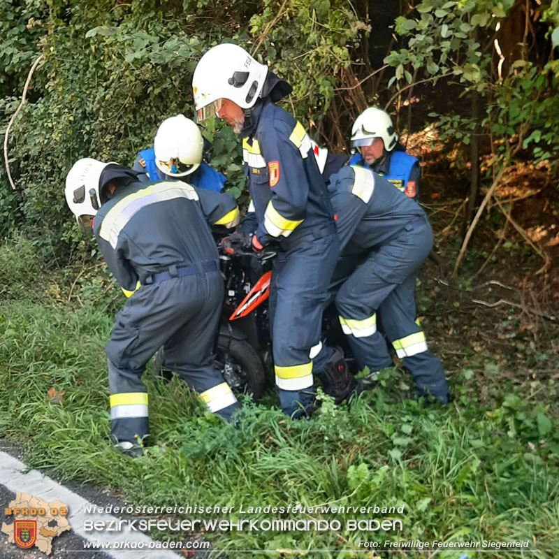 20250920_Motorradunfall auf der B210 Helenental zwischen Baden und Sattelbach Foto: FF Siegenfeld 20250920_Motorradunfall auf der B210 Helenental zwischen Baden und Sattelbach Foto: FF Siegenfeld