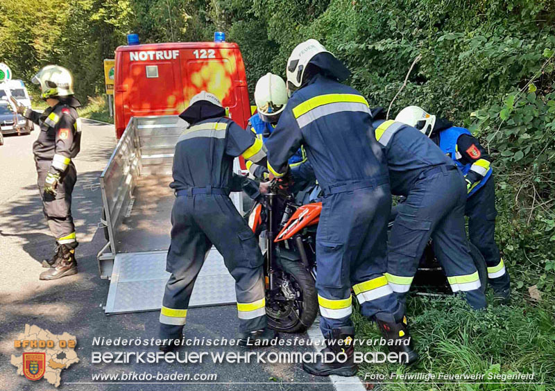 20250920_Motorradunfall auf der B210 Helenental zwischen Baden und Sattelbach Foto: FF Siegenfeld 20250920_Motorradunfall auf der B210 Helenental zwischen Baden und Sattelbach Foto: FF Siegenfeld
