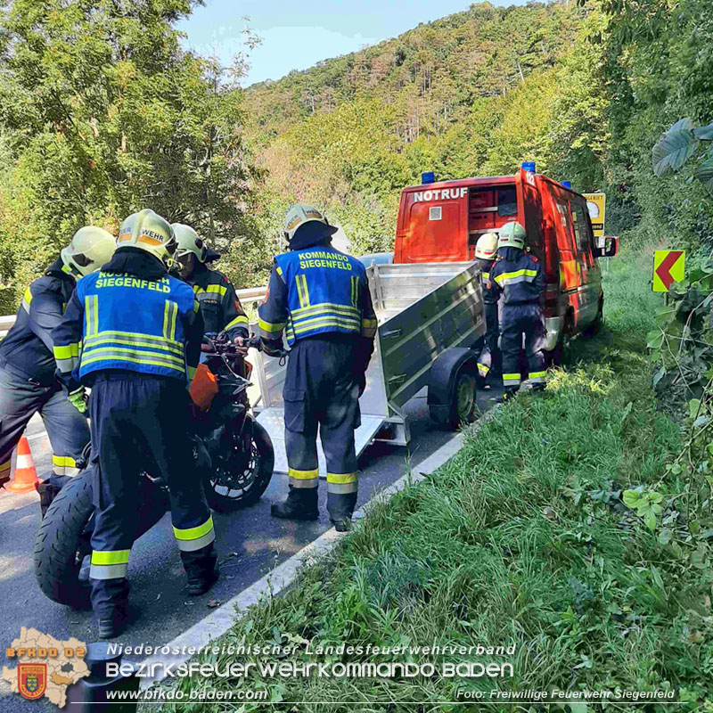20250920_Motorradunfall auf der B210 Helenental zwischen Baden und Sattelbach Foto: FF Siegenfeld 20250920_Motorradunfall auf der B210 Helenental zwischen Baden und Sattelbach Foto: FF Siegenfeld