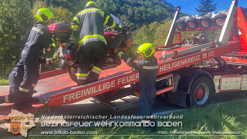 20250921_Motorradunfall auf der B210 im Helenental zwischen Sattelbach und Mayerling Foto: FF Heiligenkreuz 20250921_Motorradunfall auf der B210 im Helenental zwischen Sattelbach und Mayerling Foto: FF Heiligenkreuz
