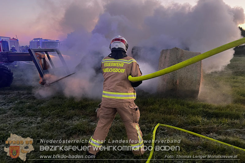 20251004_Brand von Rundstrohballen auf einem Feld bei Weigelsdorf  Foto: Thomas Lenger