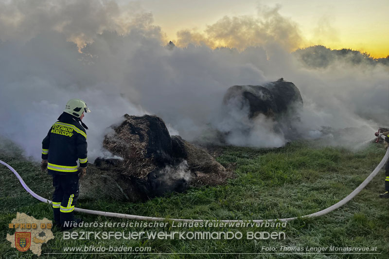 20251004_Brand von Rundstrohballen auf einem Feld bei Weigelsdorf Foto: Thomas Lenger