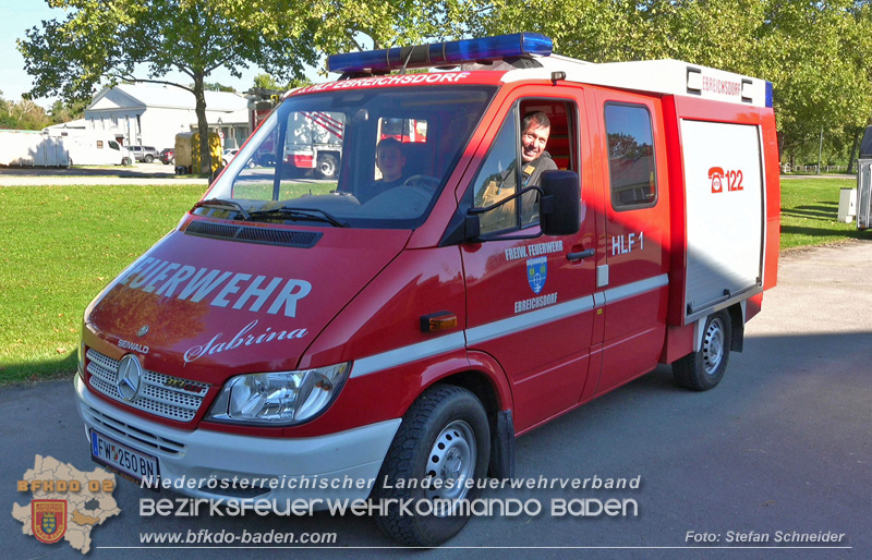 20251004_Pferd benötigt am "Welttierschutztag" die Hilfe der Feuerwehr Ebreichsdorf  Foto: Stefan Schneider BFKDO BADEN