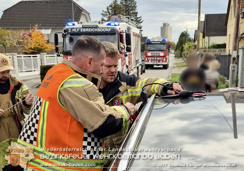 20251103_Feuerwehr Ebreichsdorf befreit Baby aus Auto  Foto: Thomas Lenger Monatsrveue.at