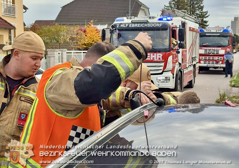 20251103_Feuerwehr Ebreichsdorf befreit Baby aus Auto  Foto: Thomas Lenger Monatsrveue.at