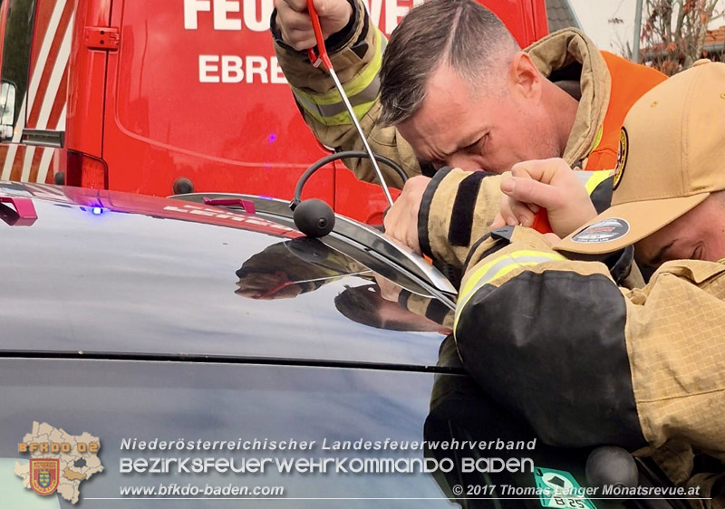20251103_Feuerwehr Ebreichsdorf befreit Baby aus Auto  Foto: Thomas Lenger Monatsrveue.at