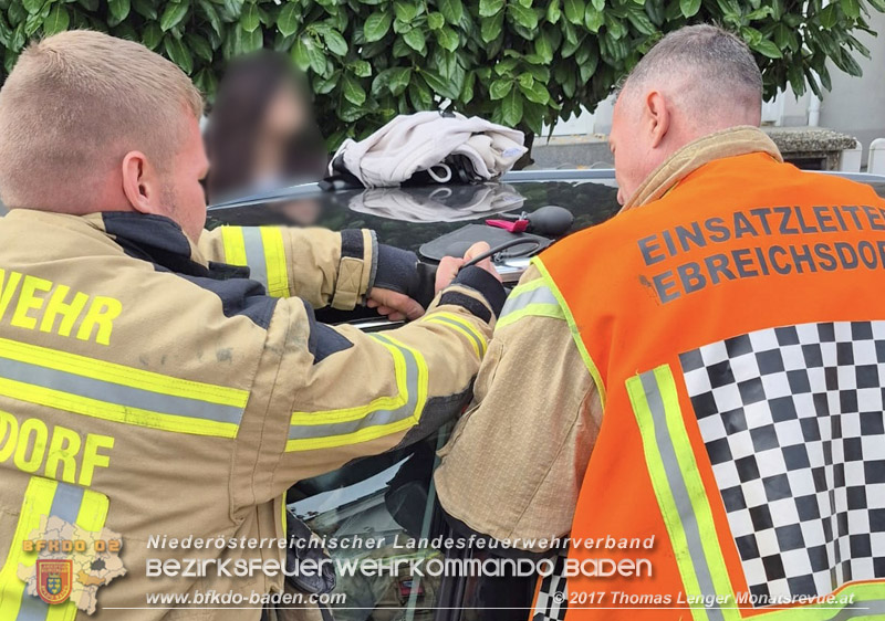 20251103_Feuerwehr Ebreichsdorf befreit Baby aus Auto  Foto: Thomas Lenger Monatsrveue.at