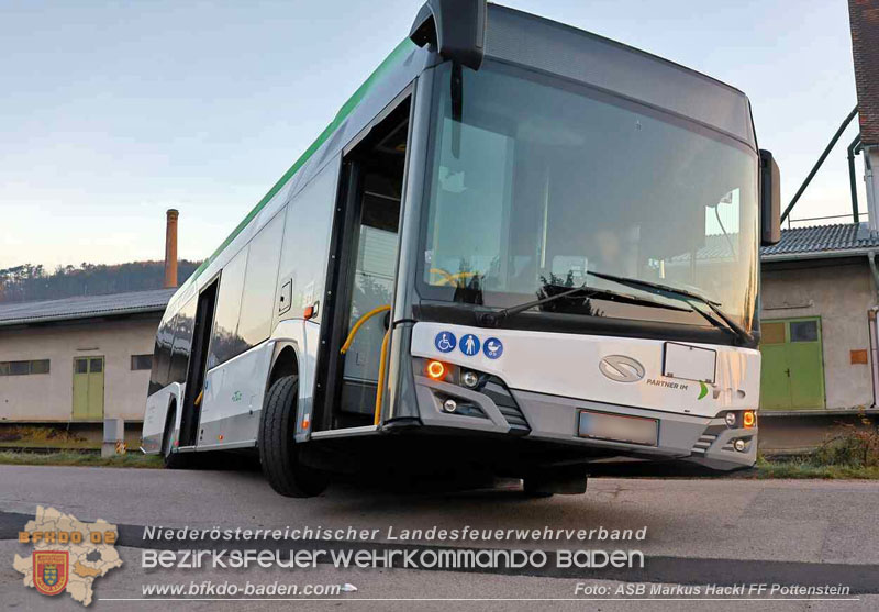 20251106_Linienbus blockiert Triestingtal Bahnstrecke  Foto: ASB Markus Hackl