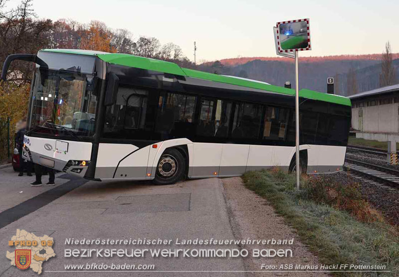 20251106_Linienbus blockiert Triestingtal Bahnstrecke  Foto: ASB Markus Hackl
