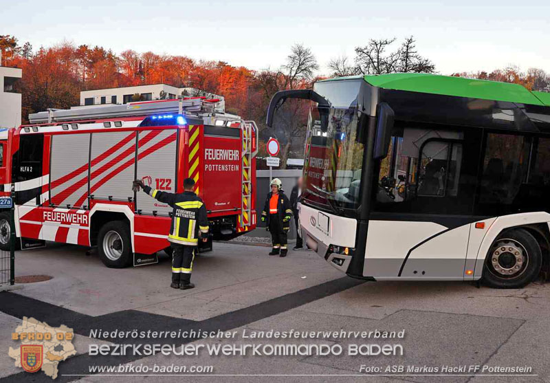 20251106_Linienbus blockiert Triestingtal Bahnstrecke  Foto: ASB Markus Hackl
