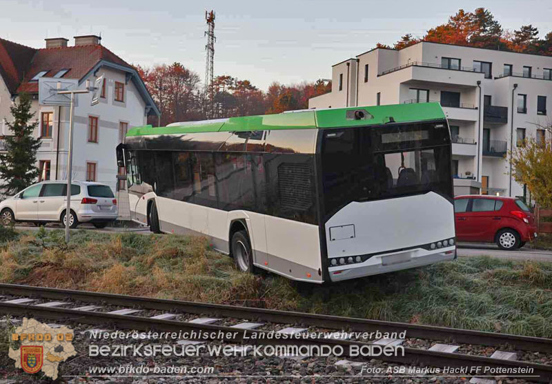 20251106_Linienbus blockiert Triestingtal Bahnstrecke  Foto: ASB Markus Hackl