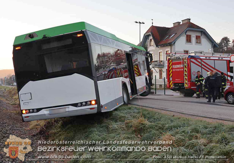 20251106_Linienbus blockiert Triestingtal Bahnstrecke  Foto: ASB Markus Hackl