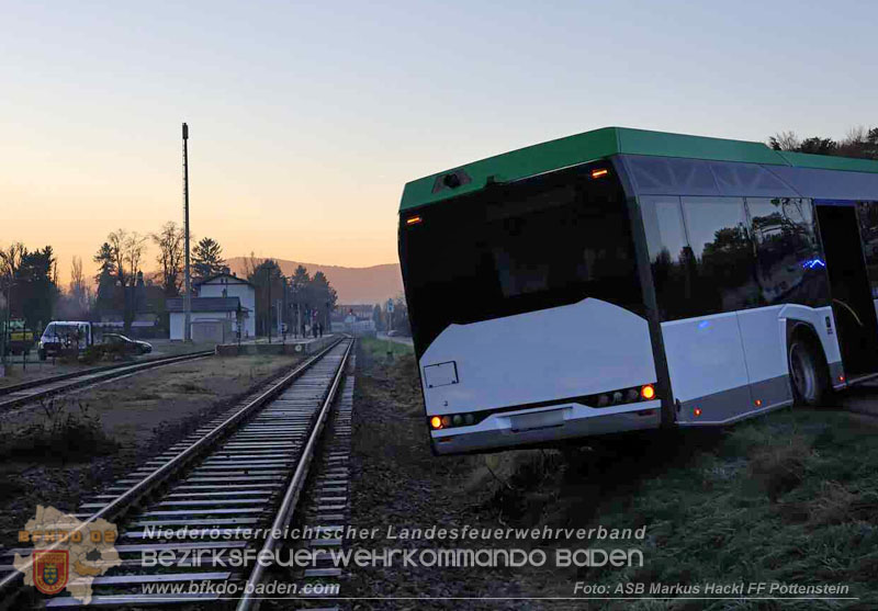20251106_Linienbus blockiert Triestingtal Bahnstrecke  Foto: ASB Markus Hackl
