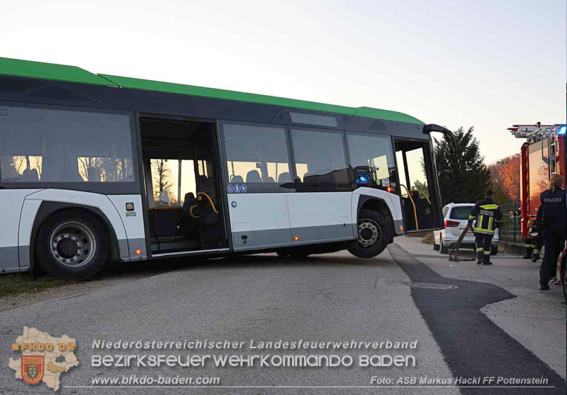 20251106_Linienbus blockiert Triestingtal Bahnstrecke  Foto: ASB Markus Hackl