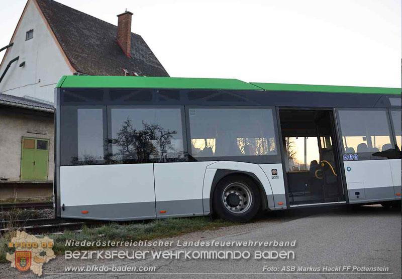 20251106_Linienbus blockiert Triestingtal Bahnstrecke  Foto: ASB Markus Hackl