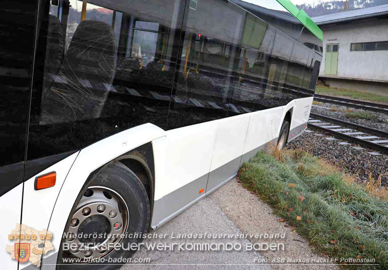 20251106_Linienbus blockiert Triestingtal Bahnstrecke  Foto: ASB Markus Hackl