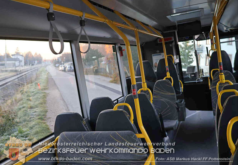 20251106_Linienbus blockiert Triestingtal Bahnstrecke  Foto: ASB Markus Hackl