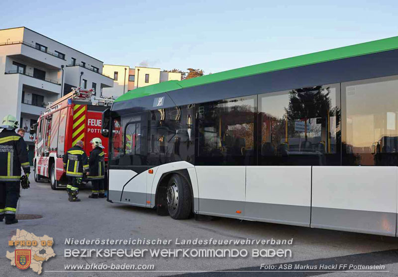20251106_Linienbus blockiert Triestingtal Bahnstrecke  Foto: ASB Markus Hackl